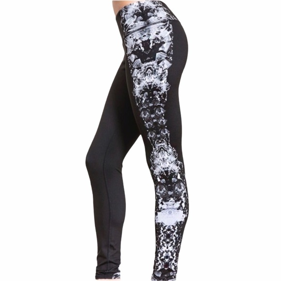 ALO Yoga Pants - ALO Yoga Airbrush Printed Legging Size Small Black White Athletic Activewear